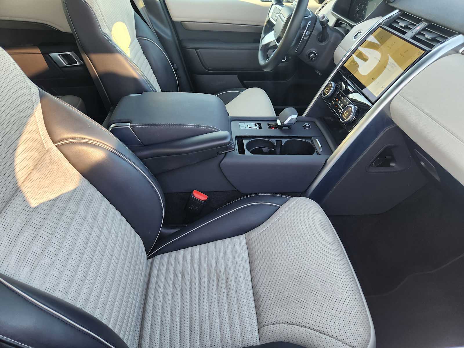 2021 Land Rover Discovery HSE R-Dynamic photo 12