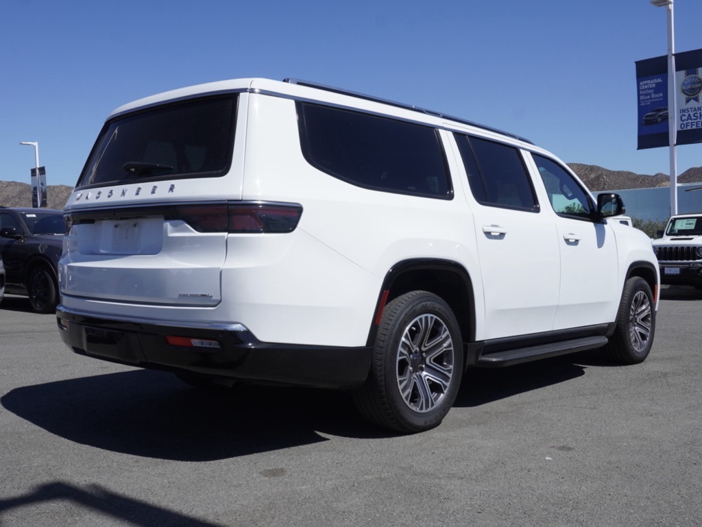 2023 Jeep Wagoneer L Series II photo 3