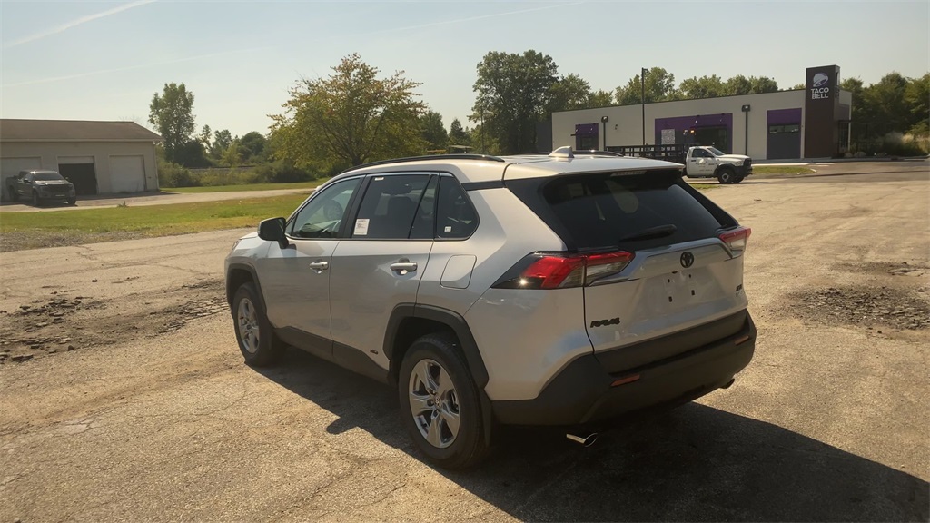 2025 Toyota RAV4 Hybrid XLE photo 6