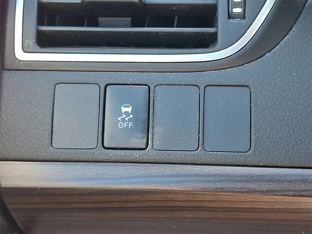 2016 Toyota Camry LE photo 22
