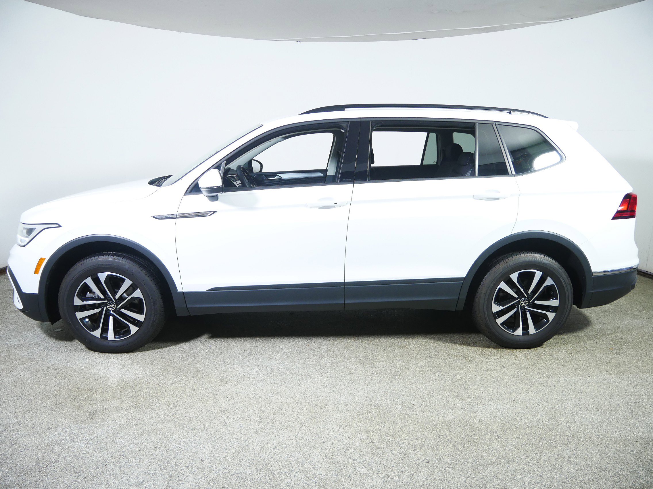 2022 Volkswagen Tiguan S photo 2