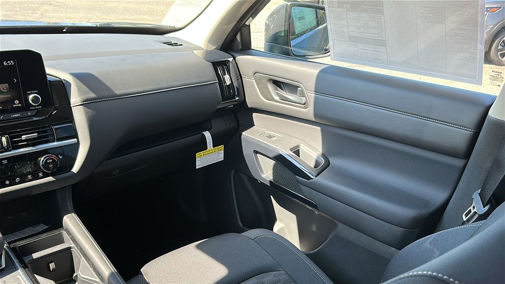 2025 Nissan Pathfinder SV photo 25