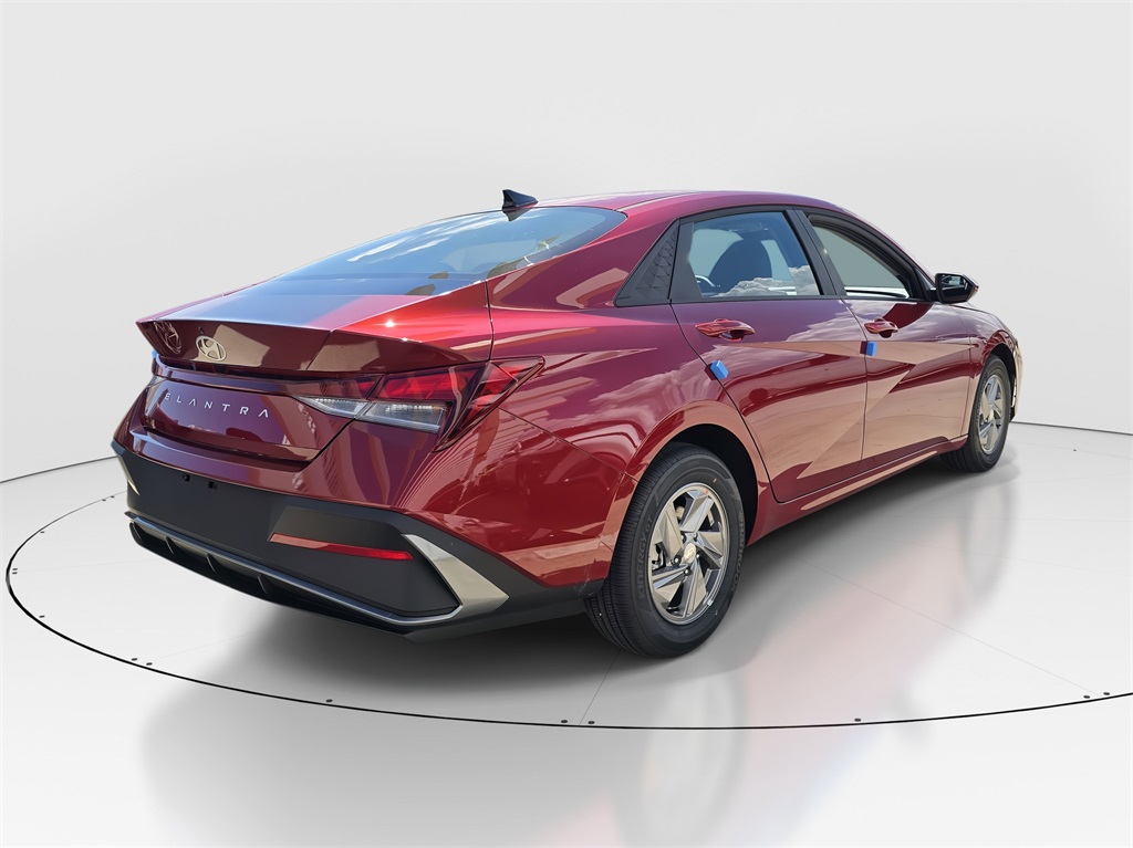 2025 Hyundai Elantra SE photo 3