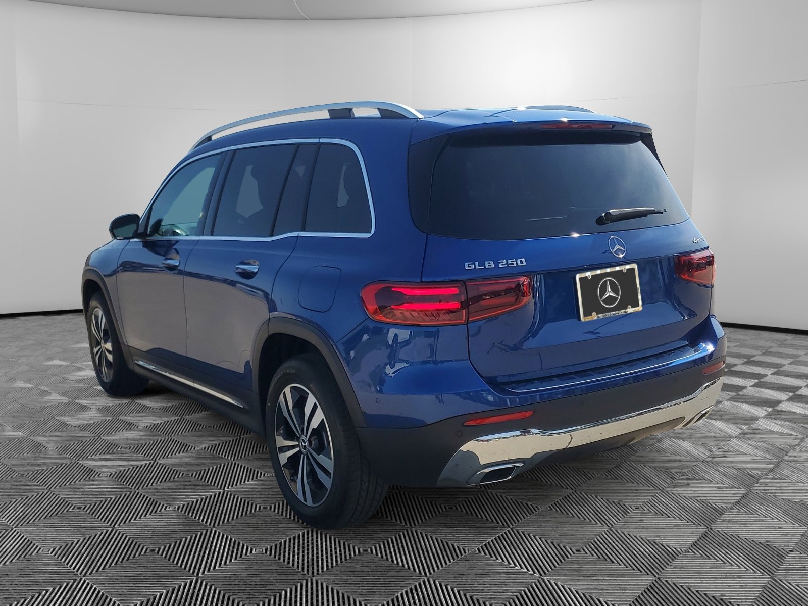 2025 Mercedes Benz GLB 250 4MATIC photo 3