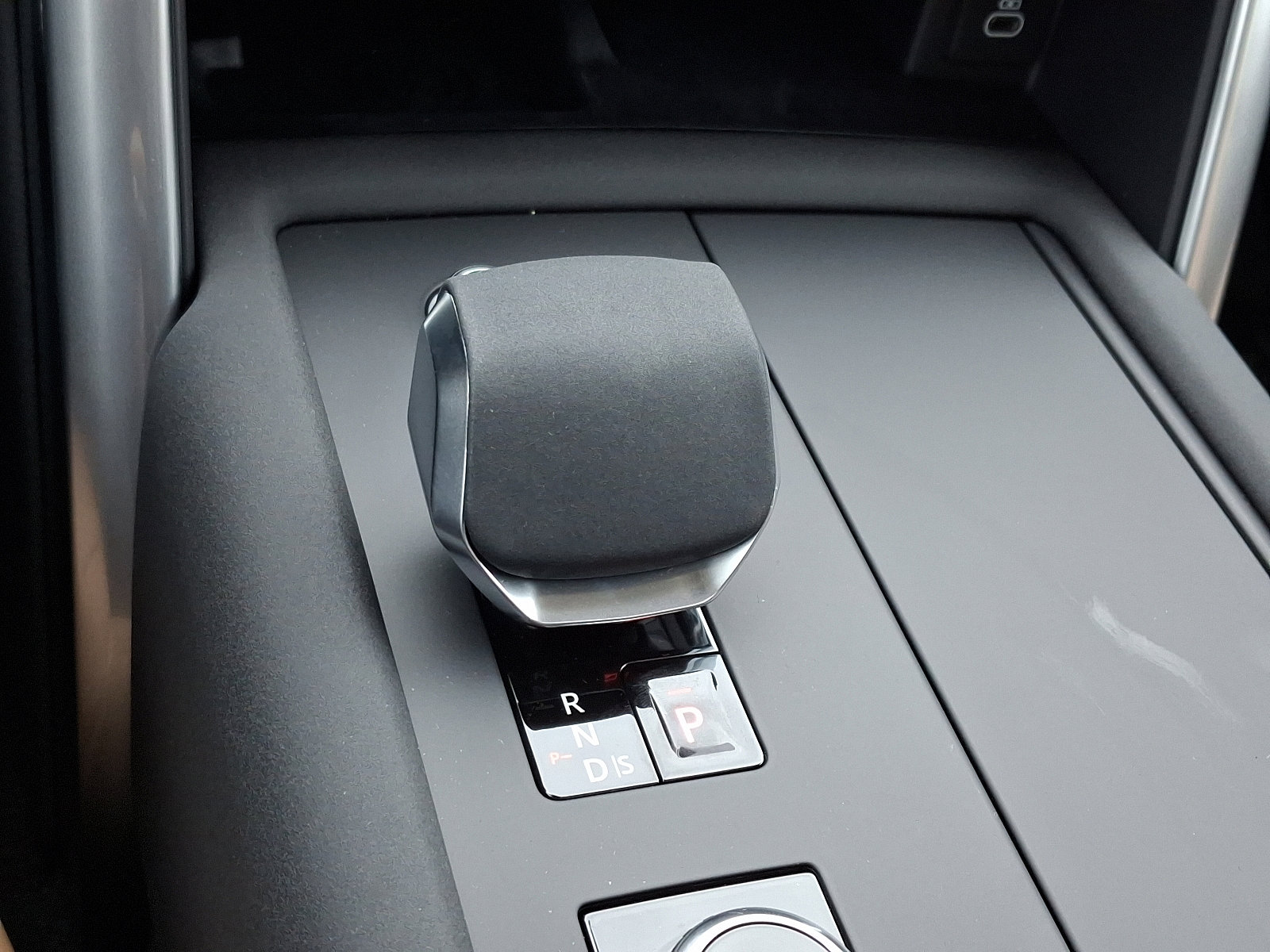 2025 Land Rover Discovery Metropolitan Edition photo 13