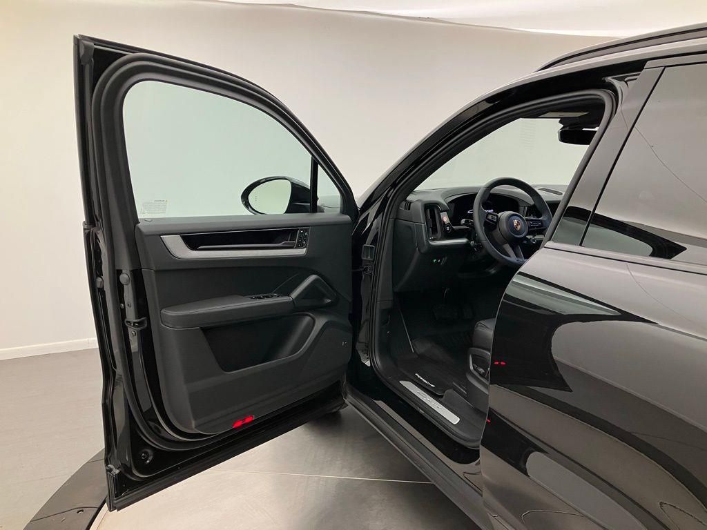 2025 Porsche Cayenne Base photo 13
