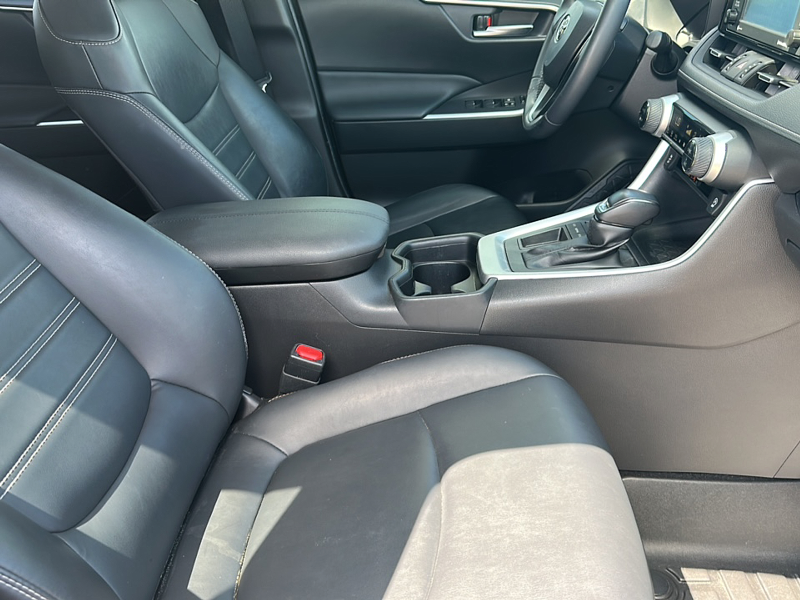 2020 Toyota RAV4 XLE Premium photo 9
