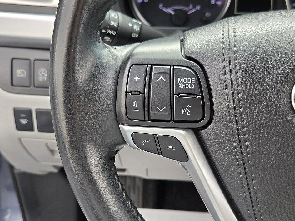 2019 Toyota Highlander LE Plus photo 23