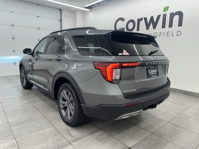 2025 Ford Explorer photo 2