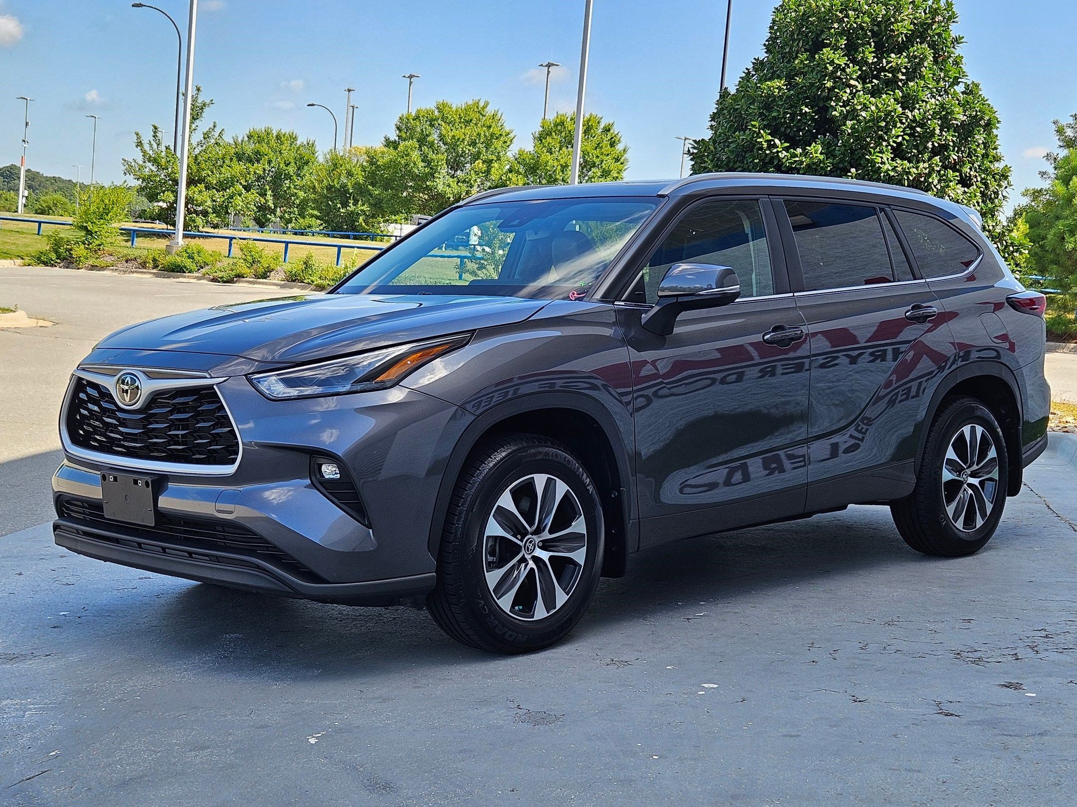 2024 Toyota Highlander XLE photo 3