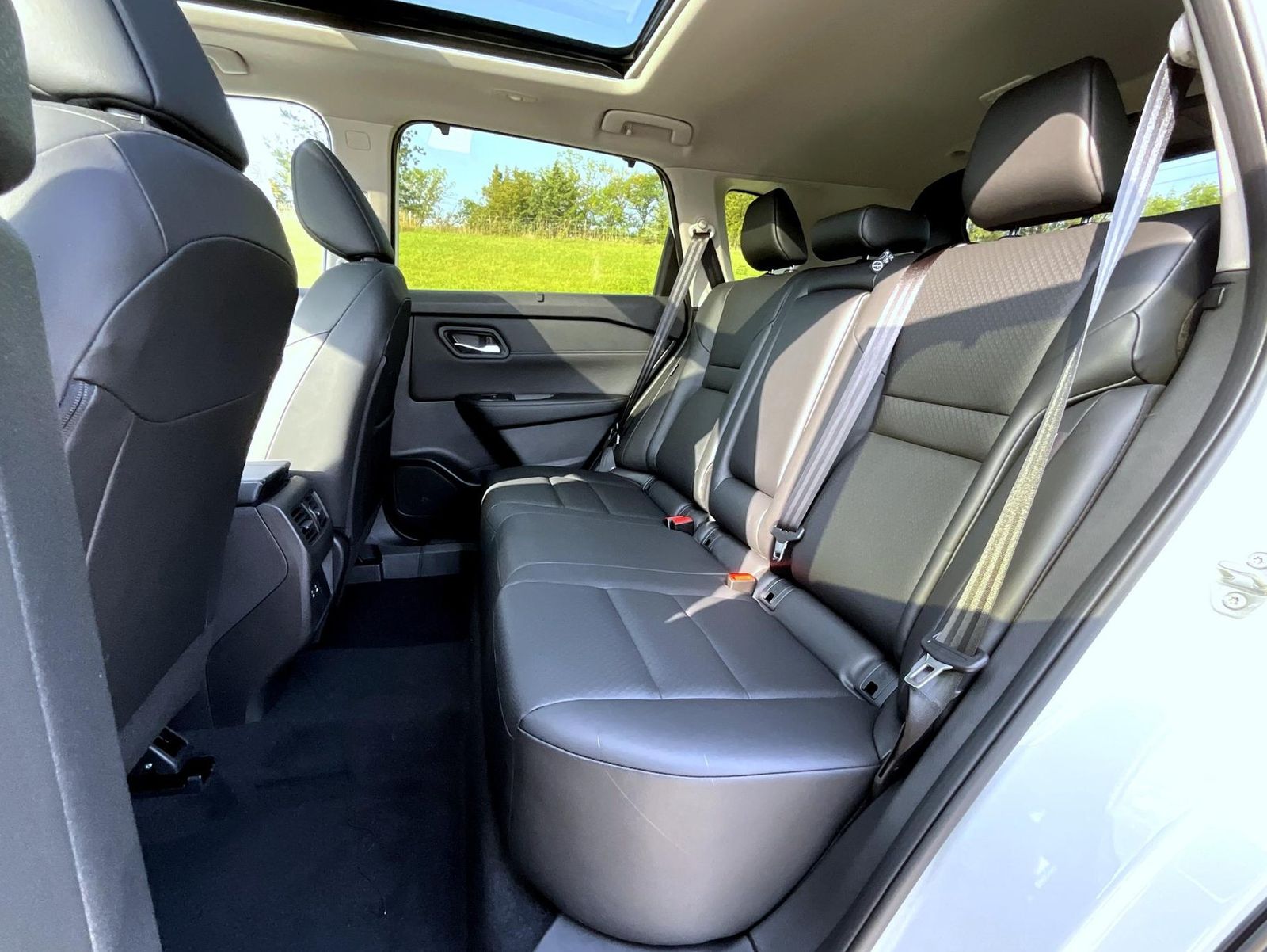 2026 Nissan Rogue SV photo 10