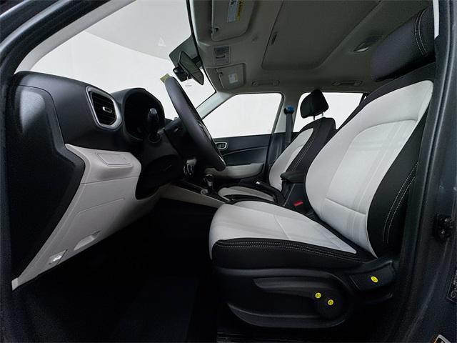 2025 Hyundai Venue SEL photo 25
