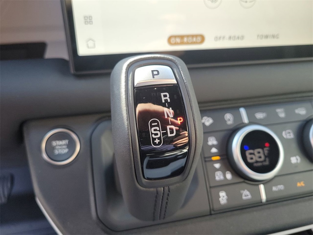 2025 Land Rover Defender 110 X-Dynamic SE photo 9
