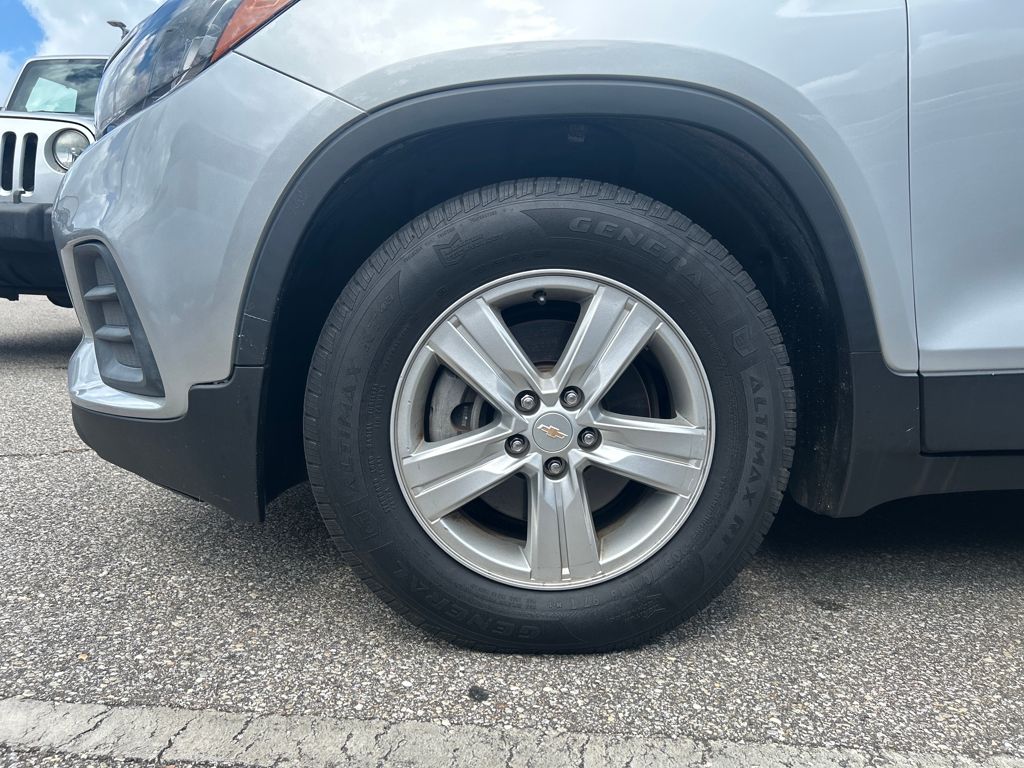 2022 Chevrolet Trax LS photo 4