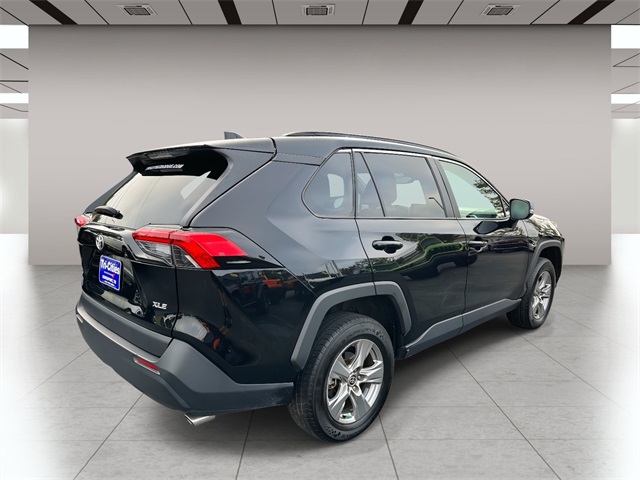 2023 Toyota RAV4 XLE photo 3