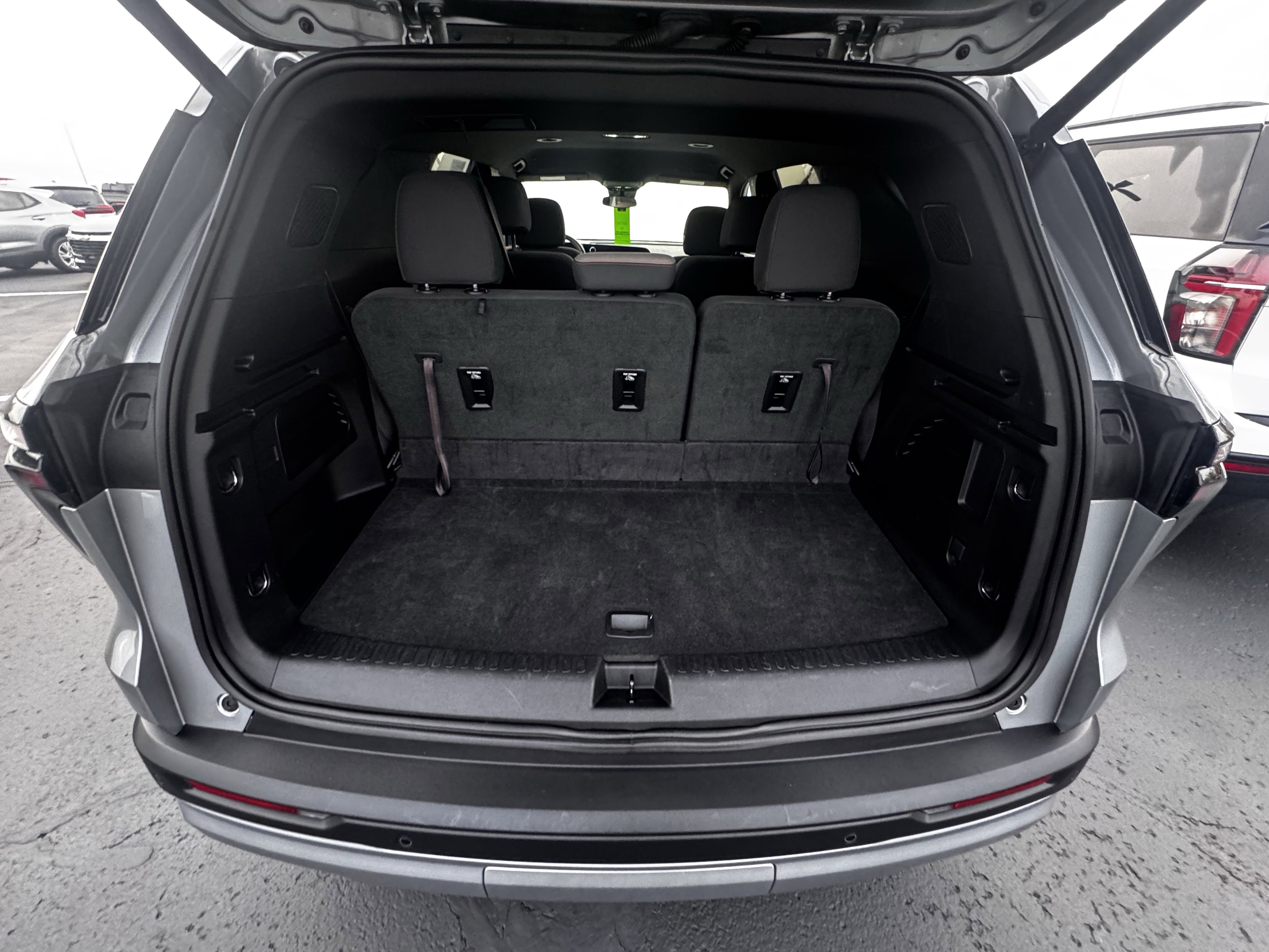 2025 Chevrolet Traverse photo 3