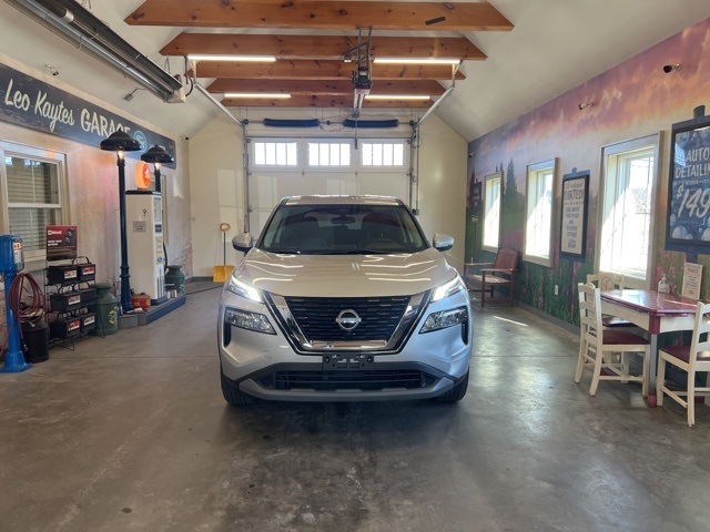 2022 Nissan Rogue SV photo 2