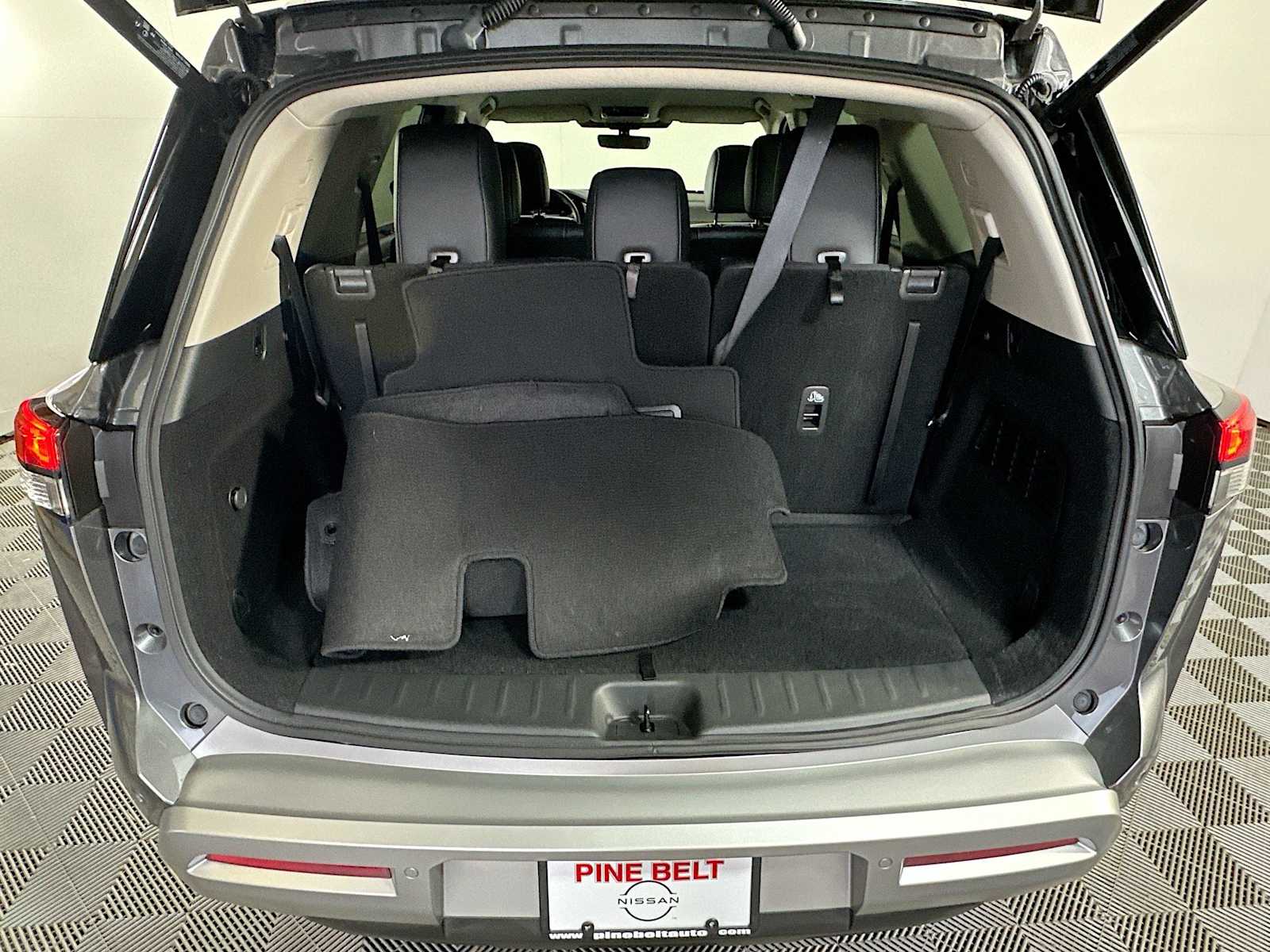 2025 Nissan Pathfinder SL photo 23