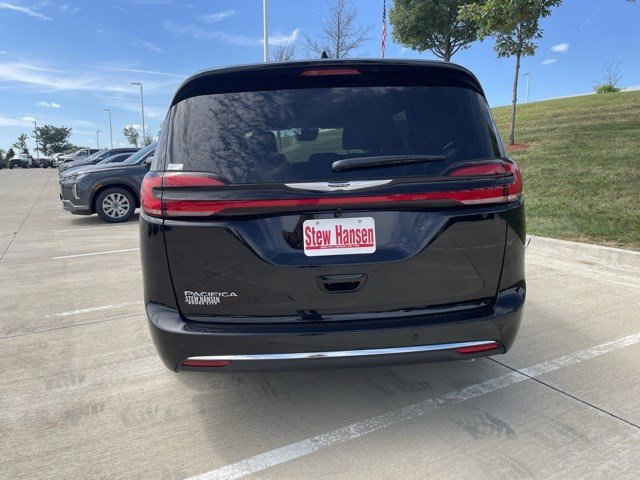 2026 Chrysler Pacifica photo 4