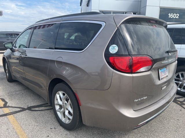 2017 Chrysler Pacifica Touring L photo 3