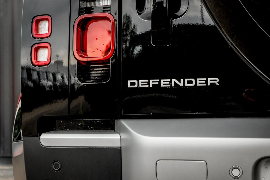 2025 Land Rover Defender 110 S photo 8