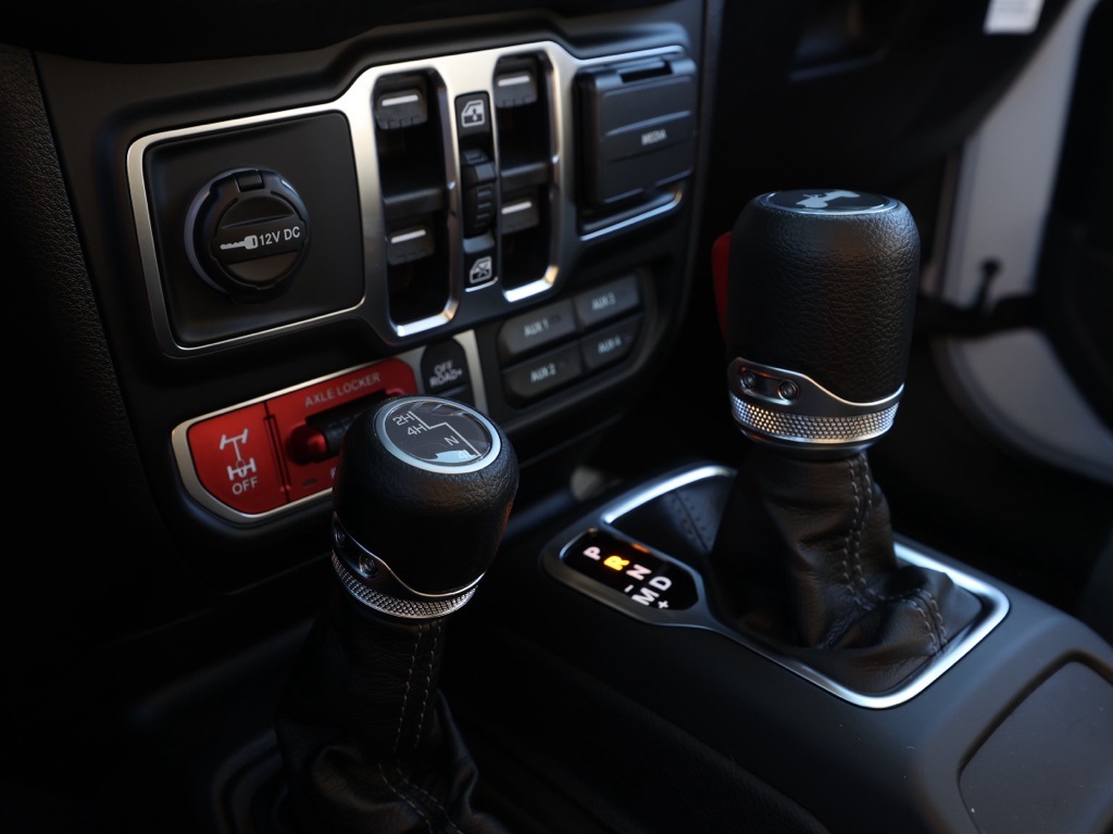 New 2026 Bright White Clear-Coat Exterior Paint Jeep Willys image 30