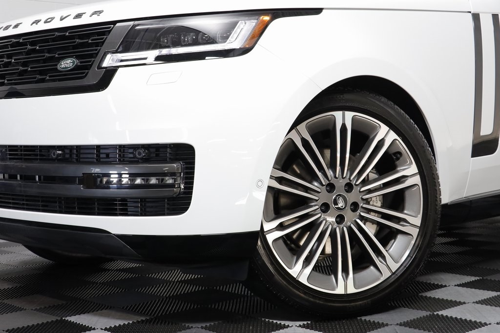 2025 Land Rover Range Rover SE photo 3