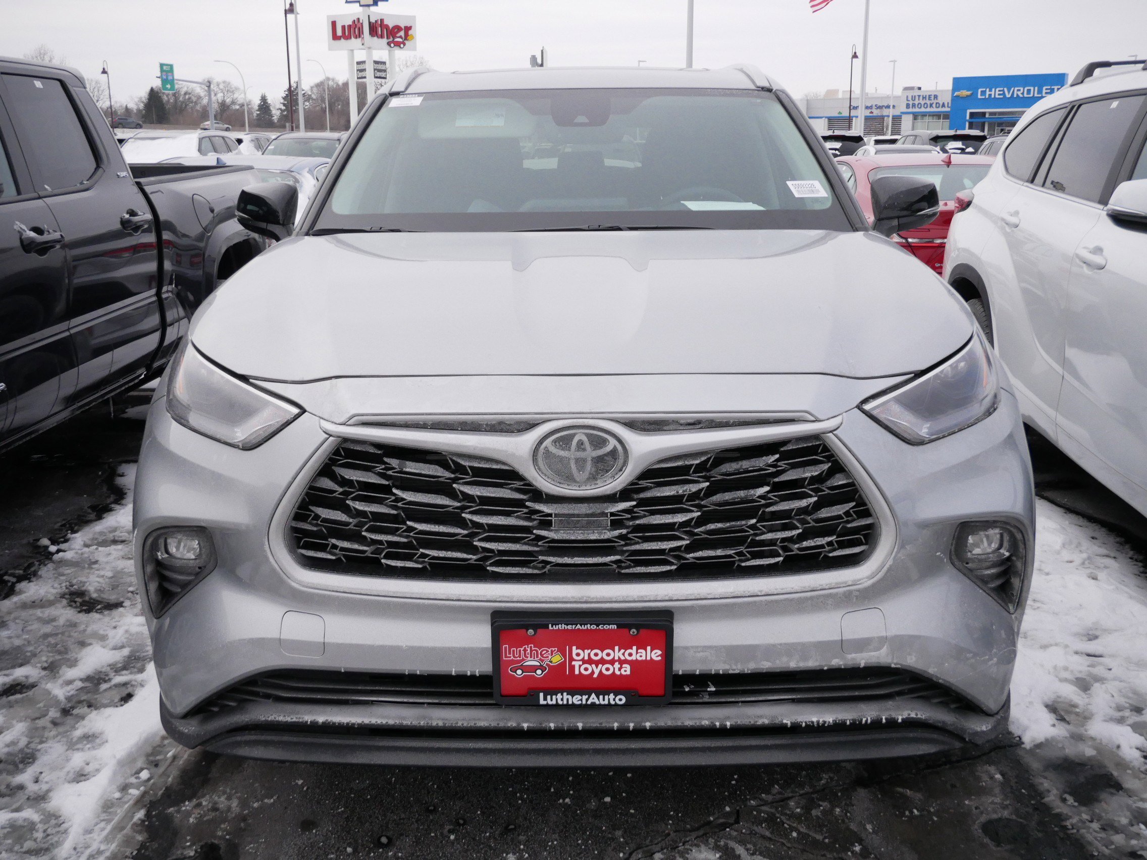 Certified 2025 Toyota Highlander XLE with VIN 5TDKDRBH9SS593328 for sale in Brooklyn Center, Minnesota