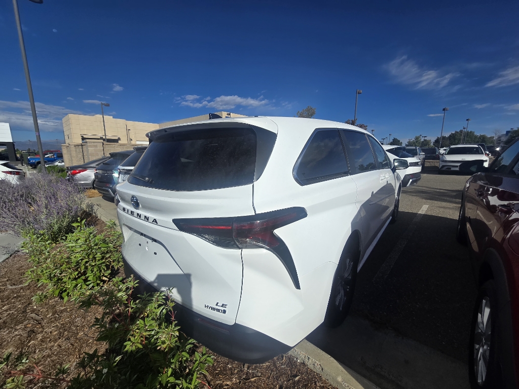 2024 Toyota Sienna LE photo 4