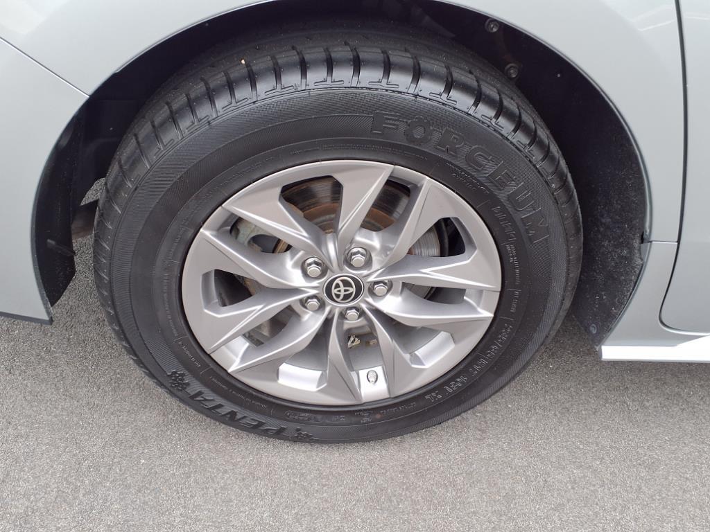 2021 Toyota Sienna XLE photo 19