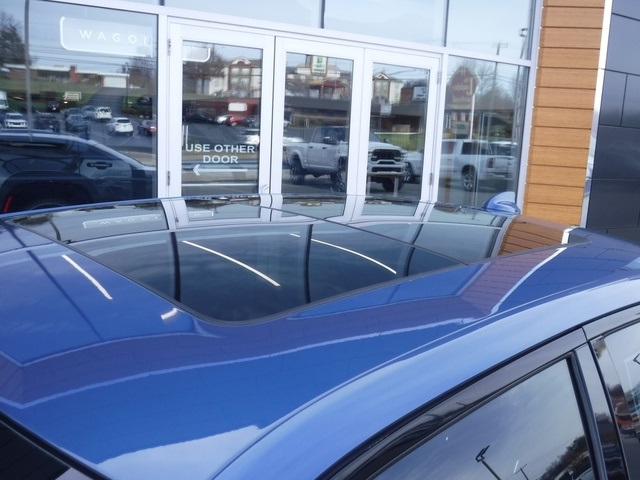 2021 Chrysler 300 Touring photo 3