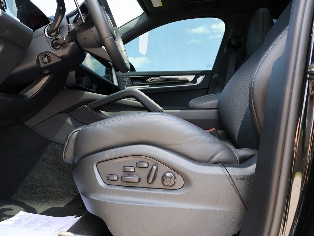 2024 Porsche Cayenne E-Hybrid Coupe Turbo photo 31