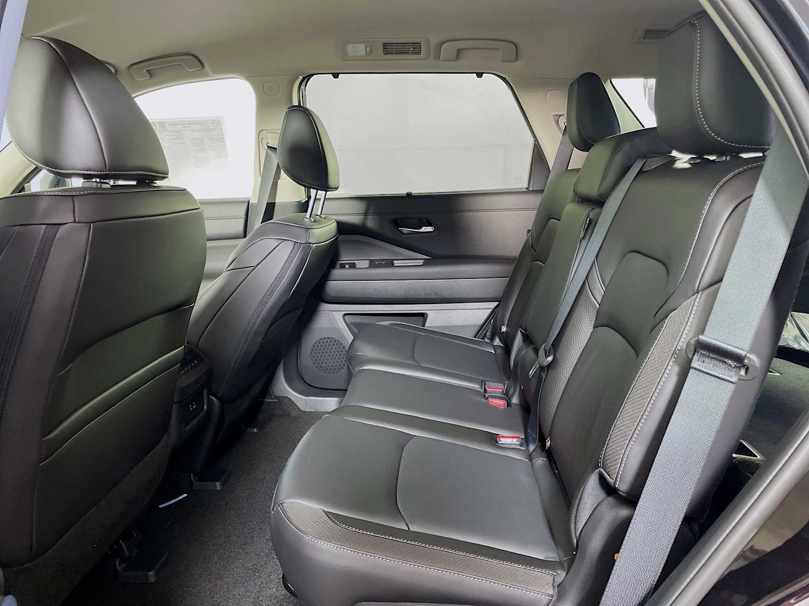 2025 Nissan Pathfinder SL photo 3