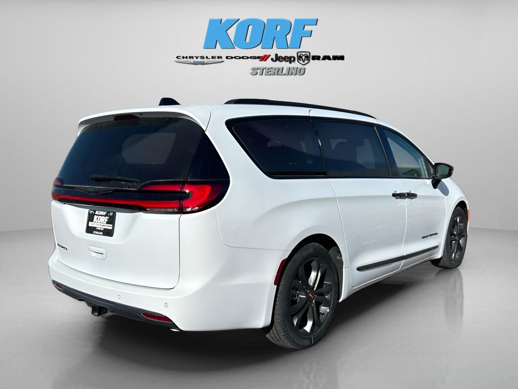 2024 Chrysler Pacifica Touring L photo 5