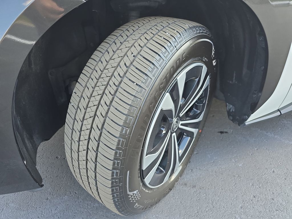 2024 Toyota bZ4X XLE photo 32