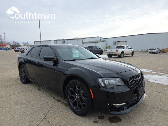2021 Chrysler 300 Touring's photo