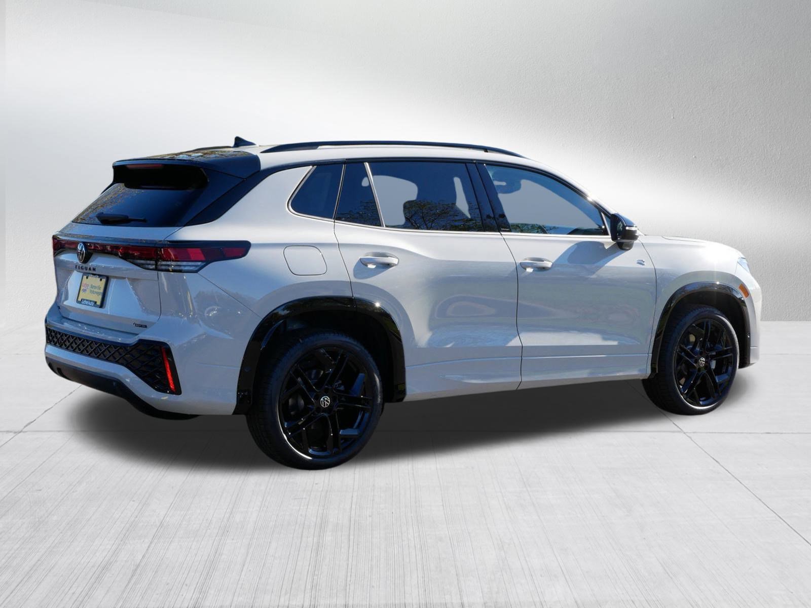 2026 Volkswagen Tiguan SE R-Line Black photo 4