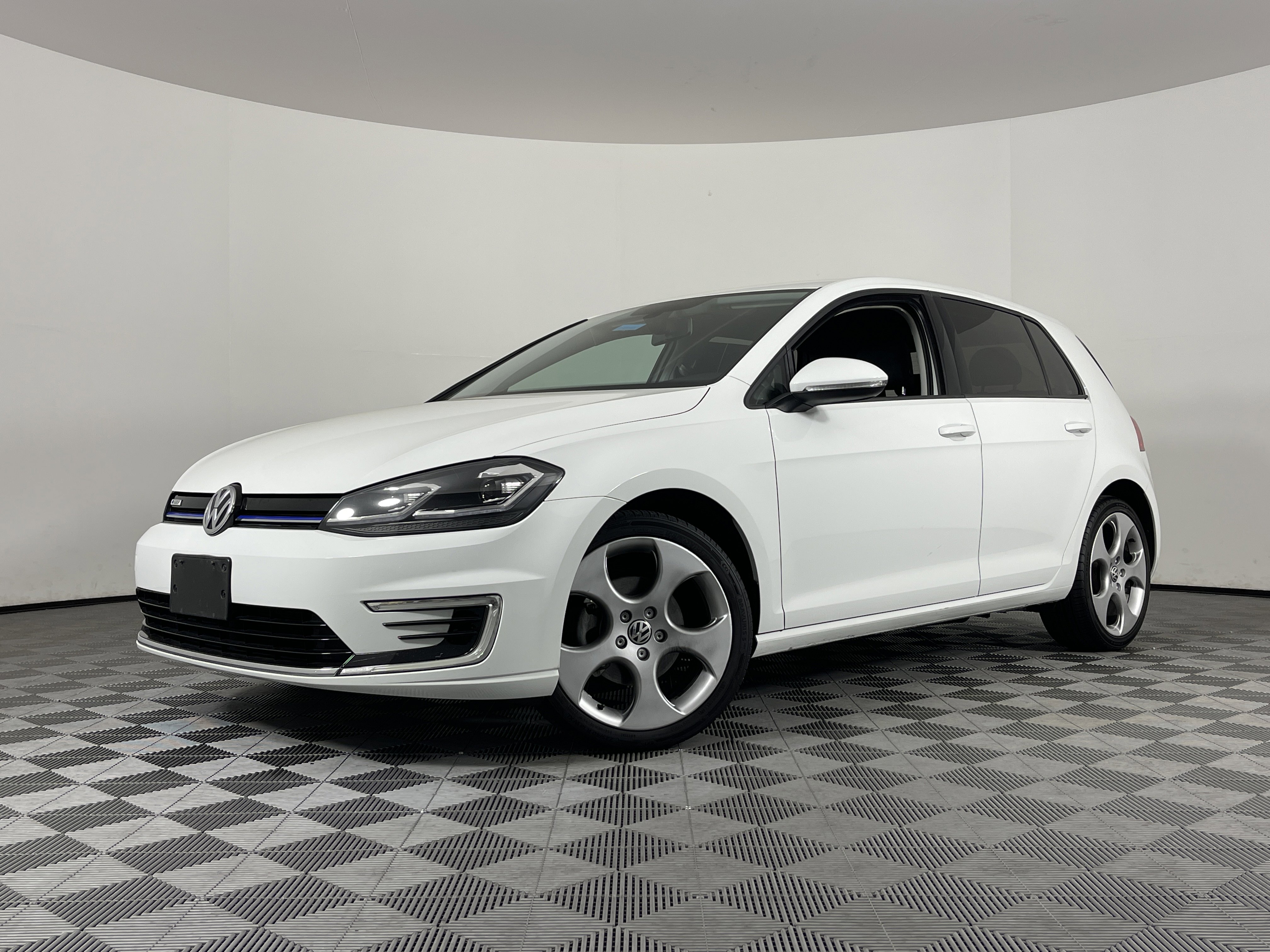 Used 2018 Volkswagen e-Golf e-Golf SE with VIN WVWKR7AU3JW910829 for sale in Fairfield, CA