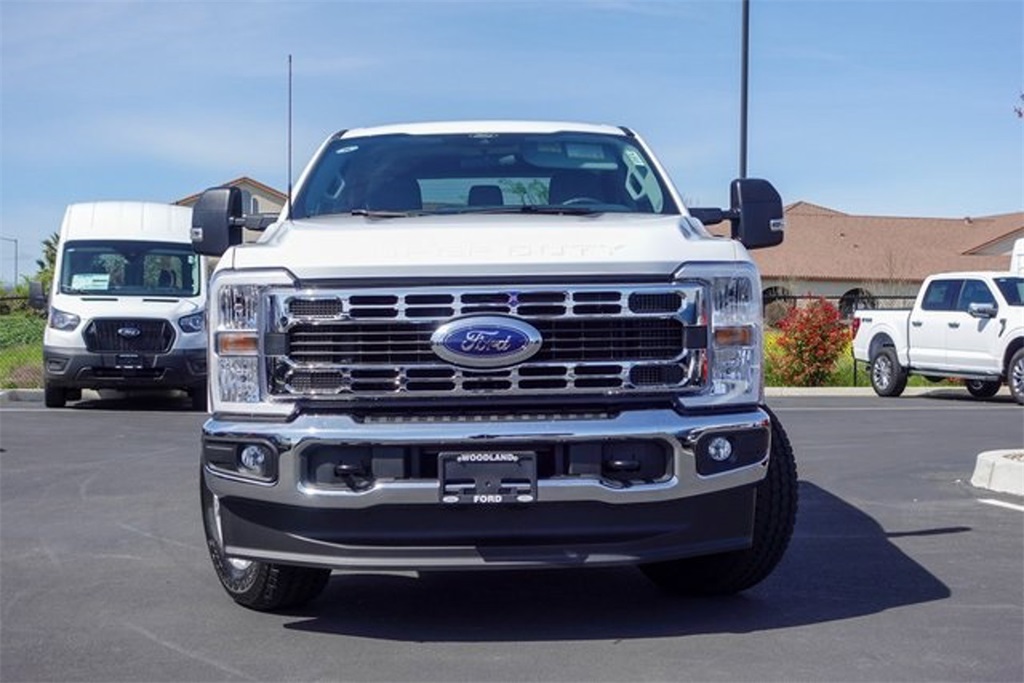 2025 Ford F-250 XLT photo 2