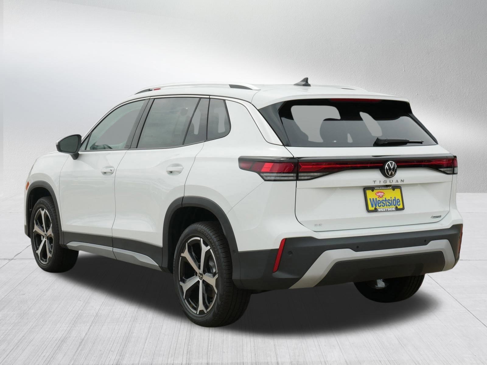 2025 Volkswagen Tiguan SE photo 2