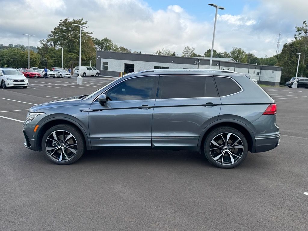 2022 Volkswagen Tiguan SEL Premium R-Line photo 2