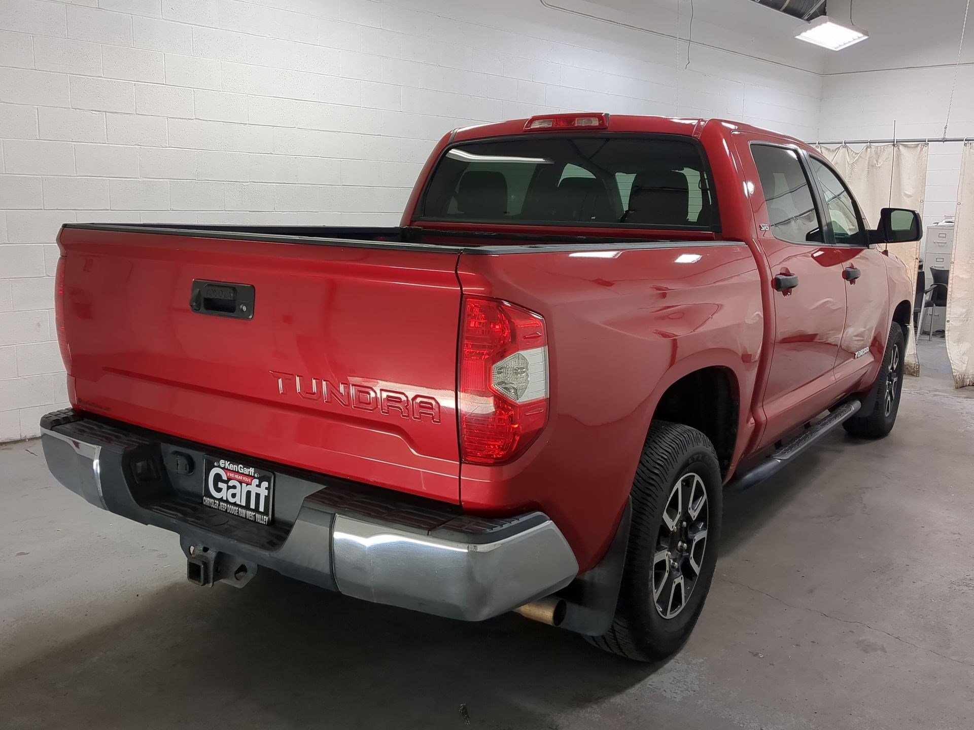 2017 Toyota Tundra SR5 photo 2