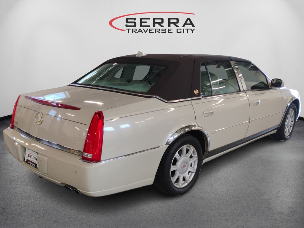 2011 Cadillac DTS Luxury photo 5