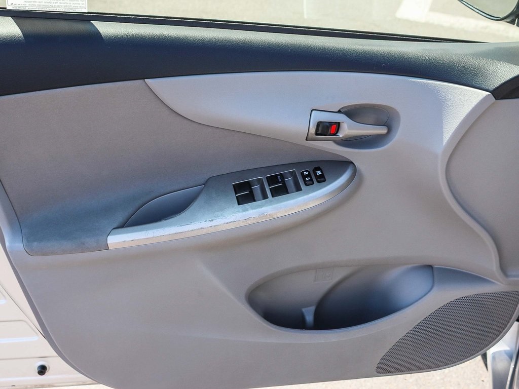 2012 Toyota Corolla LE photo 19