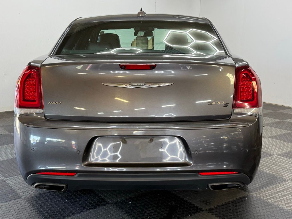 2016 Chrysler 300 S photo 4