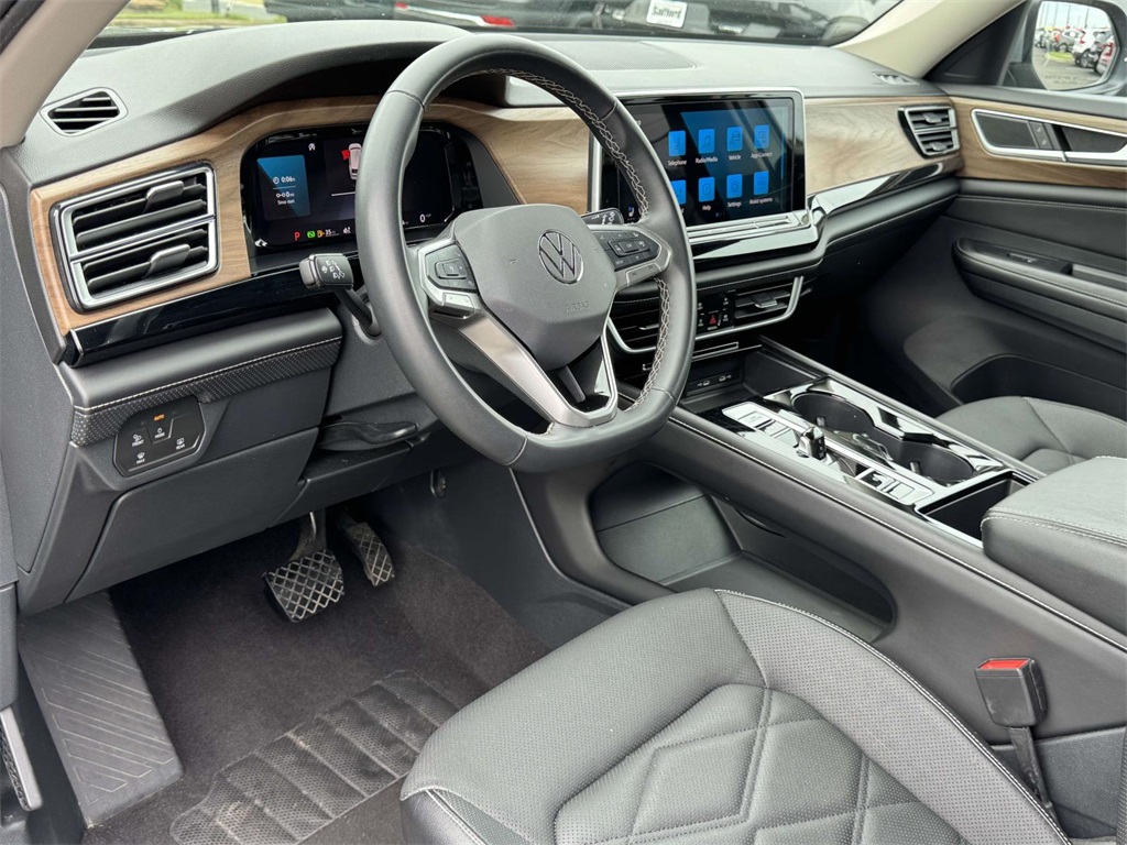 2024 Volkswagen Atlas SE Technology photo 2