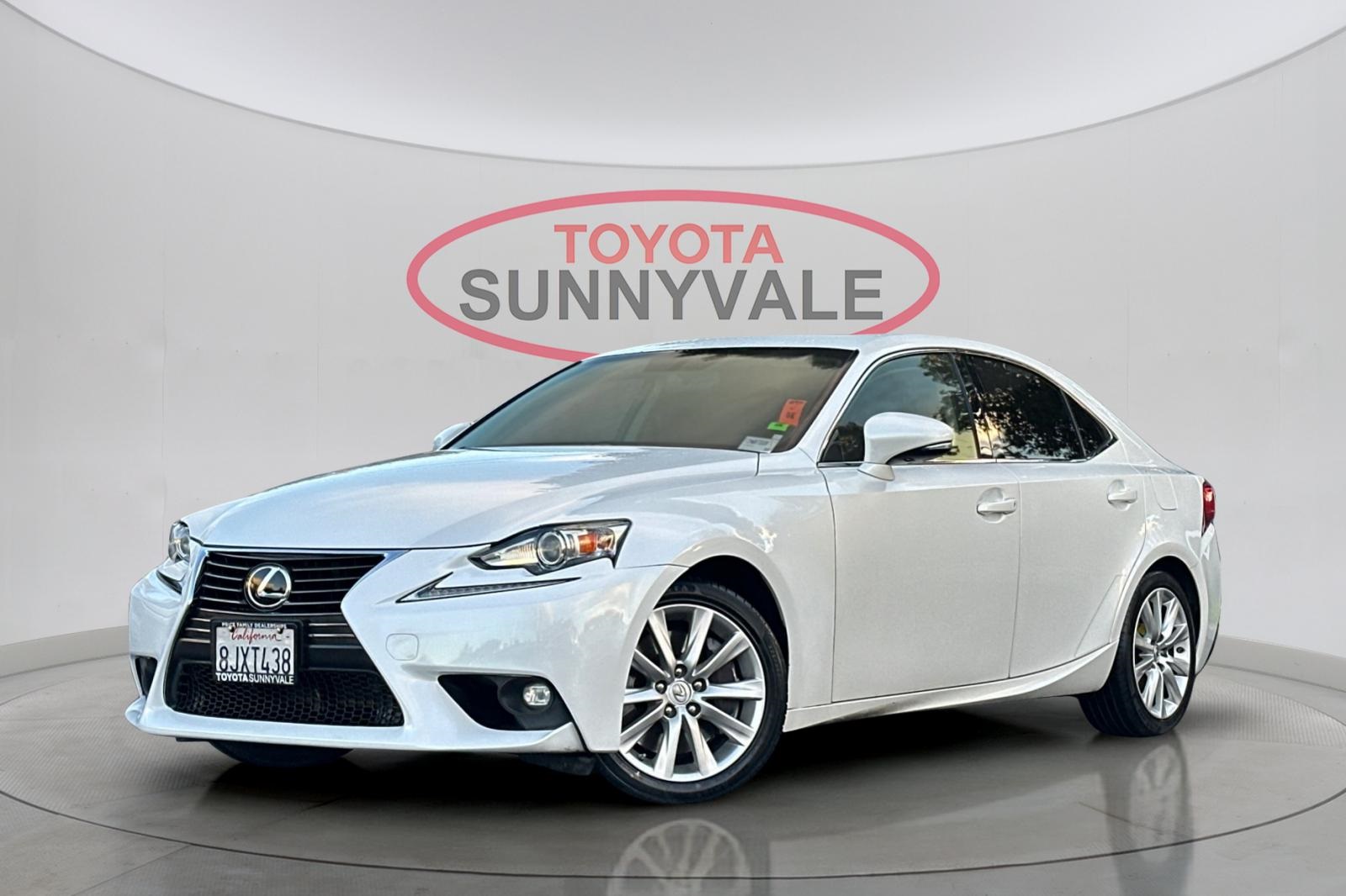 2016 Lexus IS 200t's photo