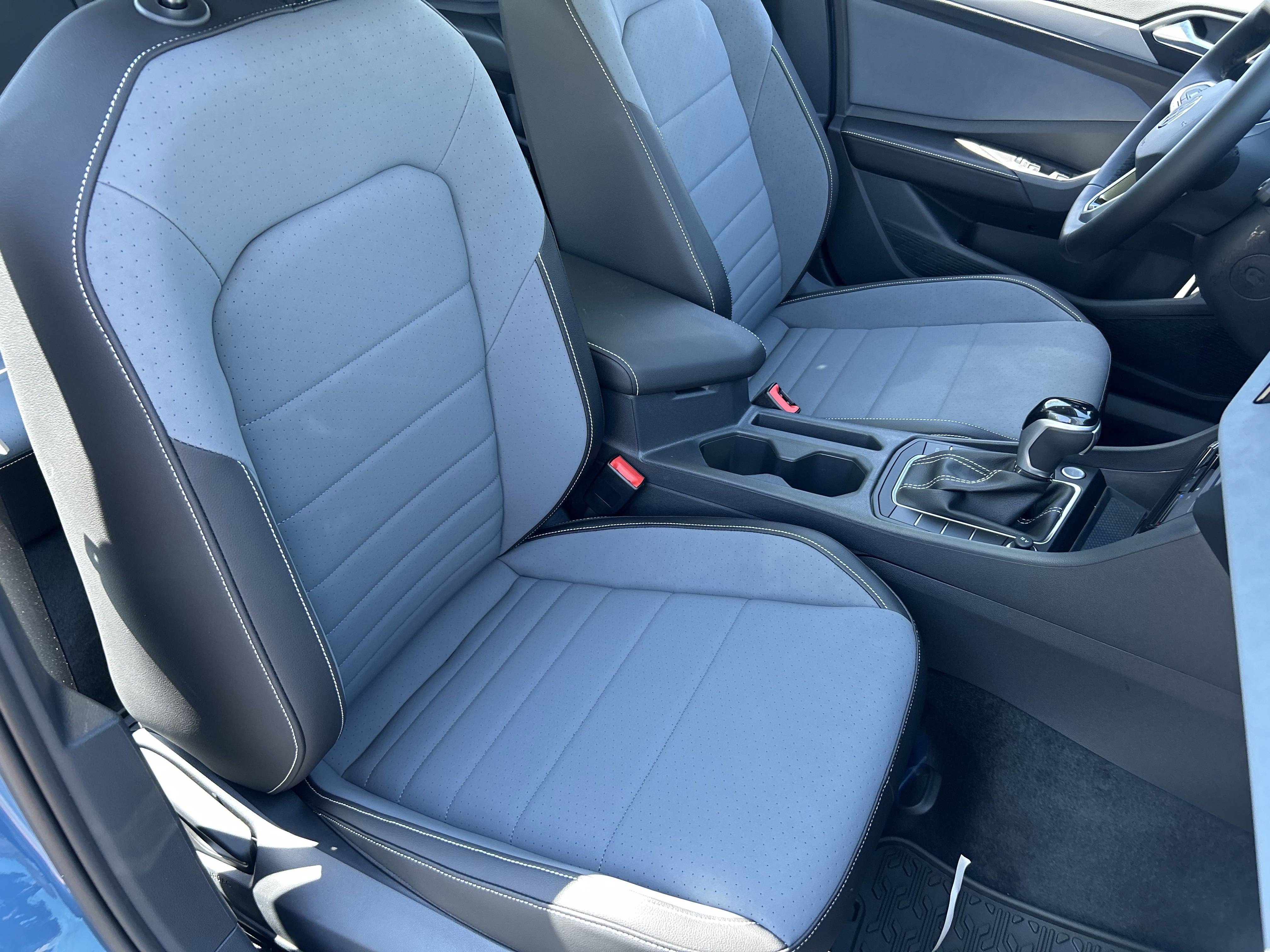 2025 Volkswagen Jetta SE photo 3