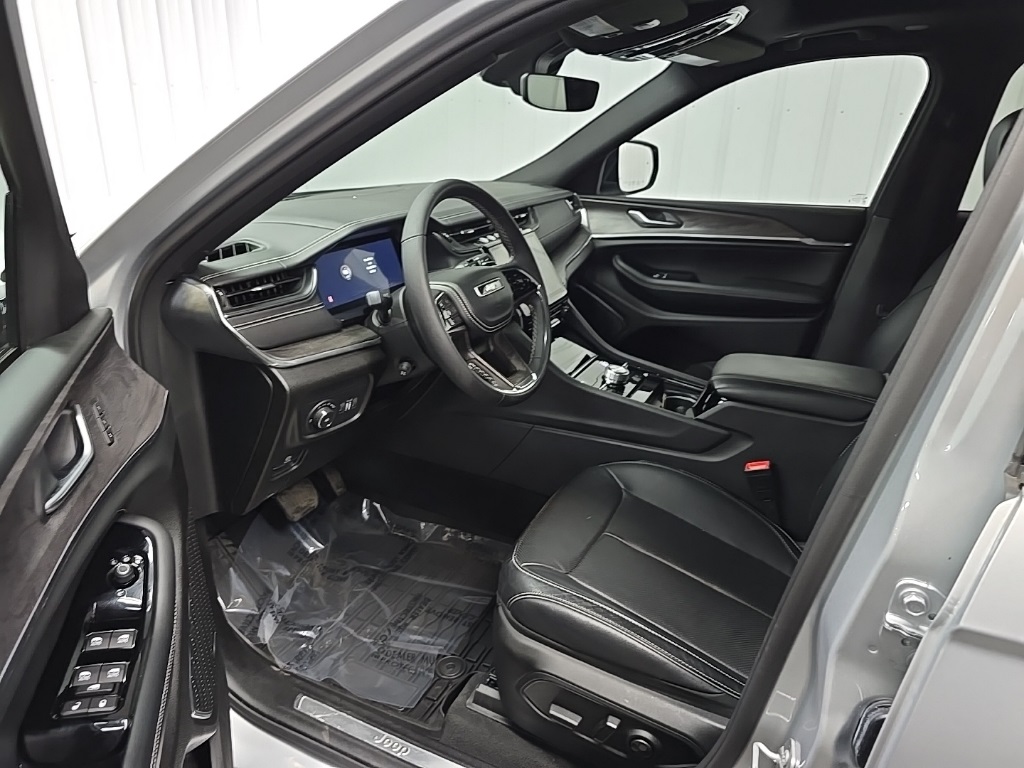 2023 Jeep Grand Cherokee Overland photo 30