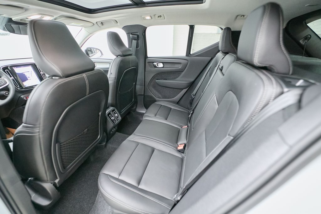 2026 VOLVO XC40 - Image 16